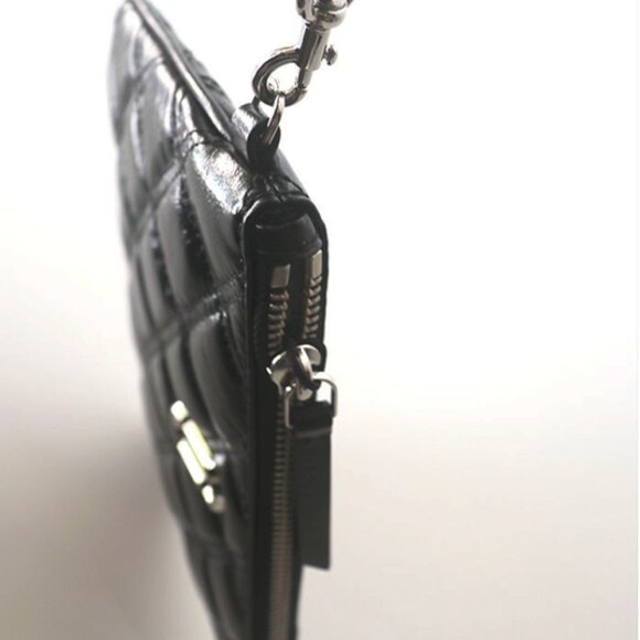 Marc Jacobs The Quilted Softshot Wristlet – Compact Elegance in Black!